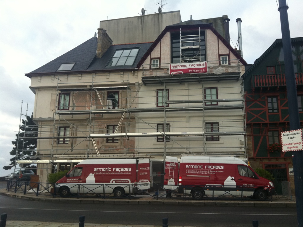 Décapage d'un ancien  ravalement en cours de décollement